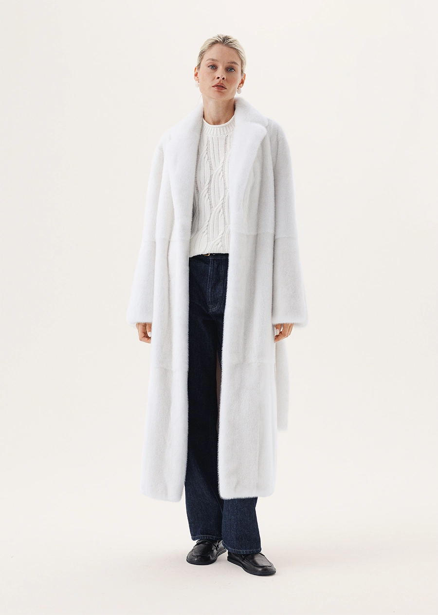 Mink fur coat in an incredible off-white shade with an English collar