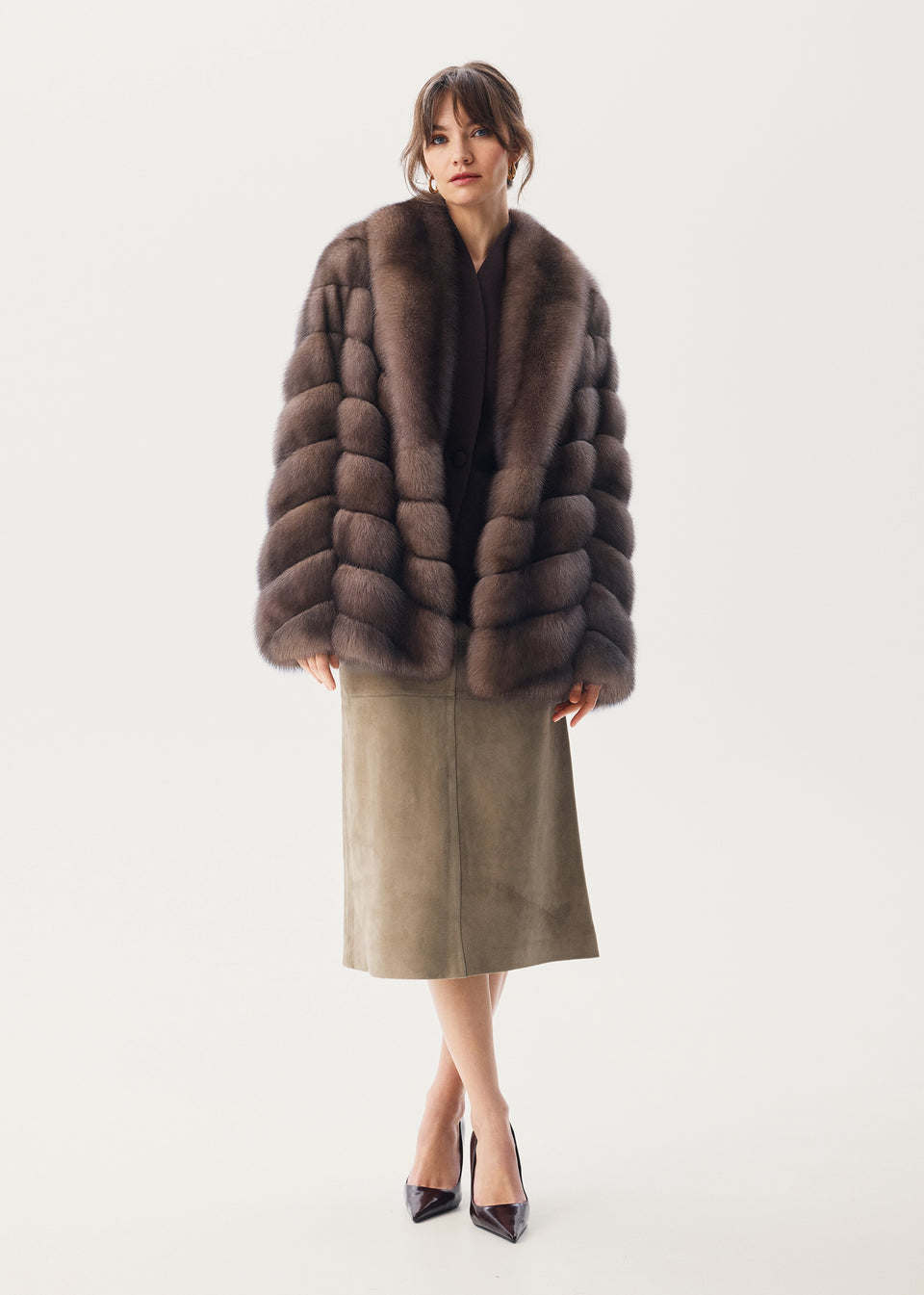 Manteau en fourrure de zibeline avec col châle allongé d'une seule pièce