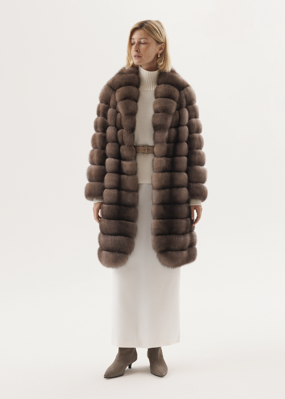 Manteau en fourrure de zibeline à côtés arrondis